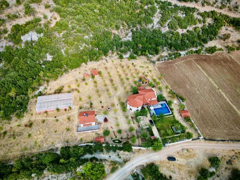 En venta: Casa de campo única - Kalkan İkizce (Los detalles de la ubicación se encuentran a continuación) Ubicada en Kalkan İkizce, en un terreno de 8785 m², se encuentra esta casa de campo excepcionalmente grande que ofrece una vida rodeada de natur...