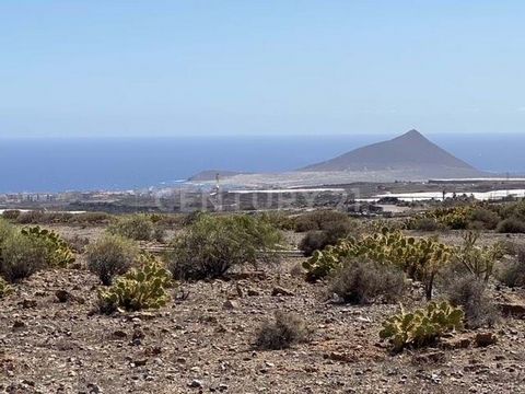 We are pleased to present this plot of land for sale with exceptional views to the sea and the Montaña Roja. It is located in the south of Tenerife, in the municipality of Granadilla de Abona. It is made up of two plots, one covering 25.560 m2 and th...