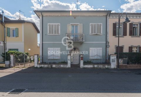 EINFAMILIENVILLA RICCIONE PAESE Wir bieten zum Verkauf eine charakteristische Villa im Corso Fratelli Cervi an. Im Herzen von Riccione Paese gelegen, ist dieses einzigartige Anwesen perfekt für diejenigen, die in einer eleganten Residenz wohnen möcht...