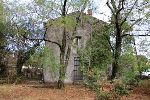 Location: Istarska županija, Labin, Labin. Casa da ristrutturare in un'ottima posizione a Labin in vendita! Questa interessante proprietà con una superficie abitabile totale di 130 m2 si sviluppa su due piani. Al piano terra si trova la cucina con sa...