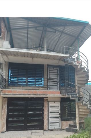 I sell house in the Rockefeller Buenaventura neighborhood 2 independent floors( 2 apartments) Area 72 mts It consists of: first floor: living room, dining room, equipped kitchen, 1 bathroom, 2 bedrooms and business area. Second floor: living room, di...