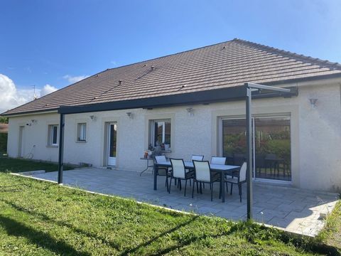 A solo 5 minutos de Chalon, esta magnífica casa de una sola planta construida en 2005 le ofrece un entorno de vida excepcional, en las inmediaciones de tiendas y escuelas. Al cruzar el umbral, descubrirá una entrada acogedora que conduce a una cocina...