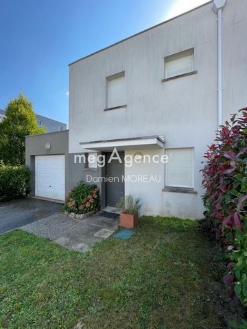 Maison de 2013, sur jardin clos, se compose en rdc d'une entrée, wc, d'une pièce de vie avec sa cuisine ouverte (35m2) et d'un espace nuit(13m2) avec salle 'eau . A l'étage, le palier distribue 3 chambres wc et salle de bain . Un jardin clos de 271 m...