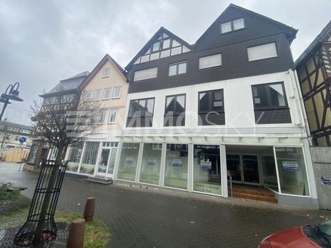 Modern woon- en bedrijfsgebouw met veelzijdige mogelijkheden. Deze woning uit 1978 presenteert zich als een waar juweeltje met 450 vierkante meter gebruiks- en woonoppervlak en een royale perceeloppervlakte van 201 vierkante meter. Met een compleet s...