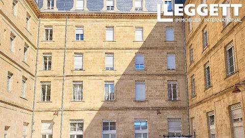 A32069GM33 - Cet appartement de 59 m², situé au rez-de-chaussée d'un immeuble en pierre près de la place Gambetta, offre un cadre de vie confortable avec 2 chambres, une salle d'eau moderne et une cave. Il bénéficie d'un emplacement privilégié au cœu...