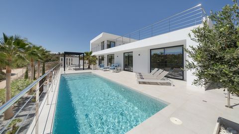 Esta villa de diseño minimalista en Valle del Este presenta una arquitectura contemporánea y un diseño atemporal. La excelente ubicación frente al campo de golf de Valle del Este ofrece hermosas vistas de los greens y vistas al mar. La villa de 250 m...