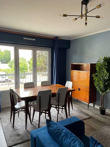 Bienvenue dans cet appartement vintage et coloré, idéalement situé à Houilles, à moins de 5 minutes à pied de la gare et des commodités. Parfait pour un couple, une personne seule en voyage d'affaires ou une petite famille de 4 personnes. Profitez de...