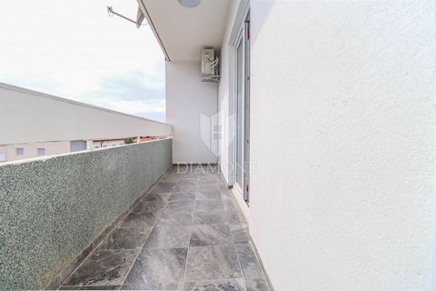 Location: Istarska županija, Pula, Vidikovac. Istria, Pula An apartment for sale in an attractive location in Vidikovac, located on the 4th floor of a building with an elevator. All the necessary facilities for life are located close to the apartment...