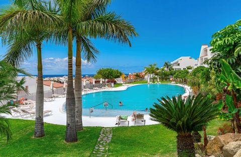 Bright duplex for sale in the Magnolia Golf Resort complex, in La Caleta. This spacious and bright apartment is on the third floor. It offers 108m2 useful distributed in 2 bedrooms, 2 full bathrooms, a modern equipped kitchen and a cozy living-dining...