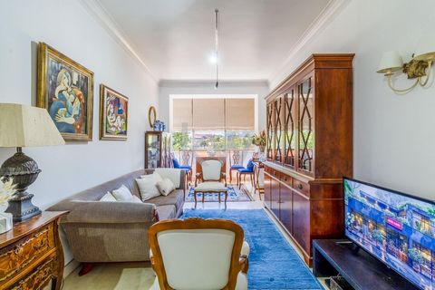 Discover your future apartment in Lisbon in a central but calm and charming area, close to Avenida de Roma and Avenida dos EUA. With good solar orientation this property is very bright. Apartment Description: Entrance hall and living room with Molean...