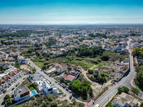 Propriété située dans la zone urbaine de Moradias da Charneca da Caparica, d'une superficie totale de 22 604 m2, qui comprend une zone urbaine de 3 800 m2 et une zone de construction existante de 2 200 m2, pour une récupération totale. Les plages de ...