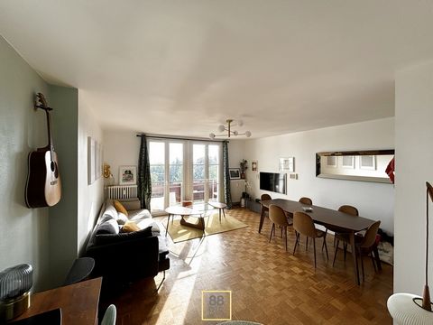 88 BIS Immobilier, vous propose à la vente, ce très bel appartement de 88m2 situé au pied du parc bargoin, vue magnifique entre Chamalières et Royat, au 3ème et dernier étage (sans ascenseur). Il se compose d'une vaste entrée, pièce à vivre avec gran...