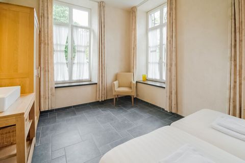 Ten apartament znajduje się w XVI-wiecznym zamku, który znajduje się nad rzeką Amblève, w otoczeniu przyrody, a jednocześnie blisko centrum Aywaille (500 m). Przyjemny pobyt w Domaine Château de Dieupart obejmuje 2 sypialnie i może pomieścić do 6 osó...