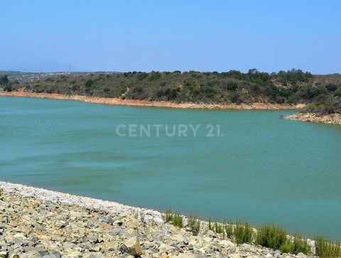 Situado na pacata e encantadora localidade de Foros do Mocho, em Montargil, este terreno rústico de 10750 m² oferece uma perfeita simbiose entre a tranquilidade da natureza e a simplicidade do campo alentejano. A pouco mais de 1 hora de viagem de Lis...