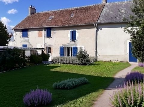 Venez découvrir cette magnifique longère dans un village aux portes de la campagne berrichonne , situé entre BOURGES et CHATEAUROUX à 25 minutes d'un côté ou de l'autre et à 2h30 de PARIS. Entrons dans cette demeure de 245 m² habitables dont 160 m² e...