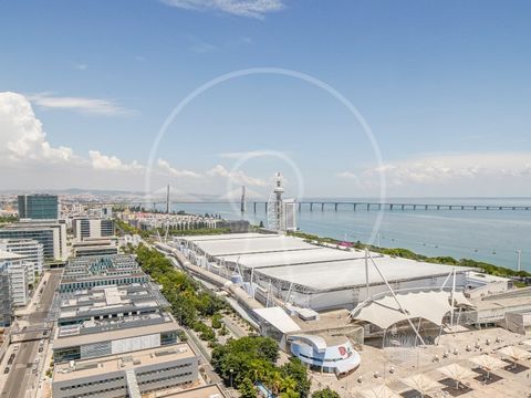 Magnífico ático dúplex de 3 dormitorios con terrazas, ubicado en el icónico edificio 'Torre de S. Rafael' con una fabulosa y despejada vista sobre el río Tajo y la ciudad y con grandes luces acristaladas y acabados de lujo. En la planta baja se encue...