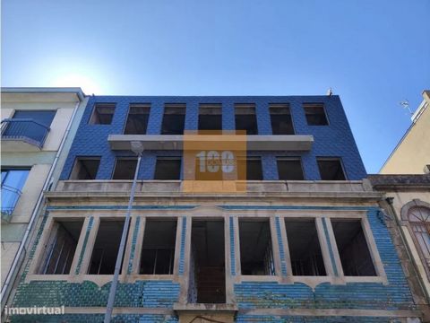 Apartamento T2, novo, com 61,2 m2 e pátio com 22 m2. Trata-se da reabilitação de um edifício multifamiliar existente, com r/chão e 3 pisos, com um total de 10 unidades de habitação independente. Localiza-se na Rua de Anselmo Braamcamp - Porto. Caract...
