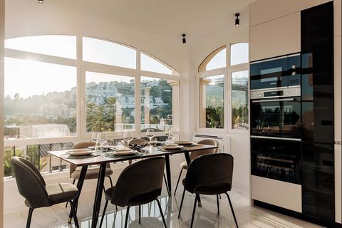 Elegante alquiler a largo plazo disponible en la prestigiosa zona de La Quinta: mudanza a partir del 15 de junio. Las visitas ya están disponibles. Esta villa bellamente renovada ofrece la combinación perfecta de comodidad, elegancia y diseño, con im...