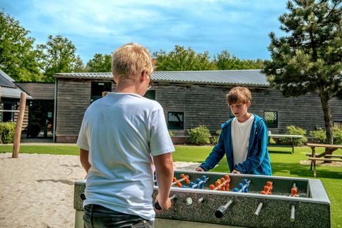 Dit vrijstaande, gelijkvloerse chalet bevindt zich op het natuurrijke vakantiepark Resort Ruinen. Het ligt dichtbij drie nationale parken van Drenthe, met Nationaal Park Dwingelderveld op een steenworp afstand. Het kleinschalige centrum van Ruinen li...