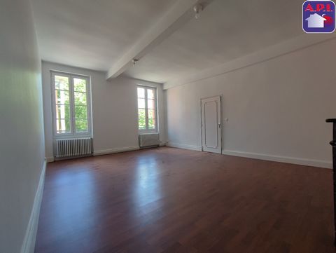 Nous vous proposons à la location un bel appartement de 3 pièces situé Place du Parlement, au cur d'un quartier prisé et parfaitement desservi. D'une superficie d'environ 120 m², ce bien lumineux offre une vue dégagée et se situe au 2ème étage d'une...
