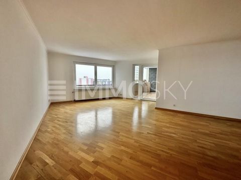 Fantastisch 3-kamer appartement aan het water in het Ihmezentrum Welkom in uw nieuwe huis! Dit ruime 3-kamer condominium met een woonoppervlak van 92 vierkante meter biedt u niet alleen een moderne woonsfeer, maar ook een adembenemend uitzicht op de ...