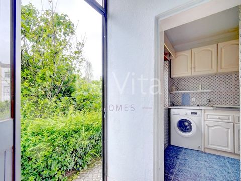 Apartamento T1+1 no Linhó, com excelentes áreas, com bons acessos a Sintra, Cascais e Lisboa. Apartamento para remodelar a seu gosto, a cerca de 100 metros do American International School, com hipermercados e comercio tradicional a menos de 600 metr...