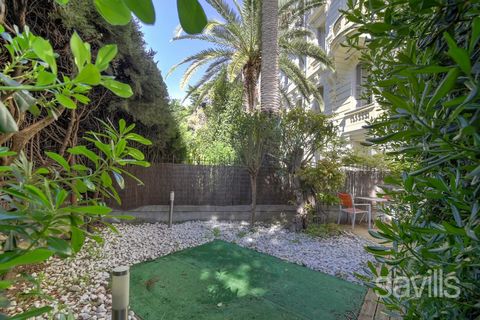 Ideally located in the sought-after Cimiez district, within an elegant Belle Époque residence, this apartment enjoys a prime setting just steps from all amenities. It features a living room with a dining area and a separate kitchen, all opening onto ...