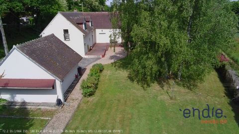 6-ROOM HOUSE WITH TERRACE We offer this 155 m² house, ready to move into, with main rooms on one level, for sale in SAINT BONNET TRONCAIS (03360). Its interior includes a kitchen open to the living room, a large living room, 3 bedrooms and a bathroom...