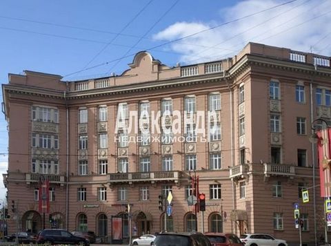 1703410 Продается трех комнатная квартира в Историческом центре Санкт-Петербурга, в 5 минутах от метро Горьковская, рядом Ленинградский зоопарк, Петропавловская крепость, множество музеев, парков, театров и т.д. Окна комнат и балкон квартиры выходят ...