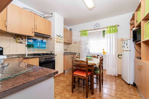   Agende já a sua visita e descubra o potencial deste apartamento cheio de possibilidades. Pode estar aqui o novo lar que a sua família procura!     ;ID RE/MAX: ...