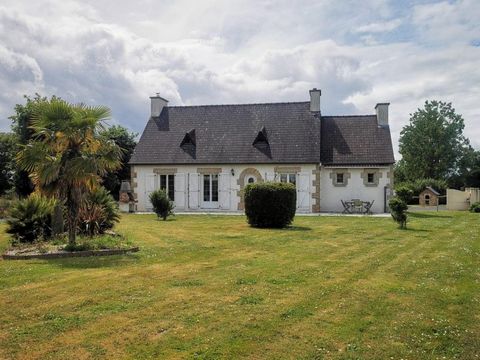 Maison et dépendances avec parc arboré et étang située à Saint-Juvat
