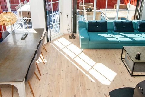 Bright and well-furnished holiday cottage approx. 5 min walk from Ringkøbing Fjord. The bathroom has washer and 2-persons whirlpool. Wooden floors throughout the entire house. Living room in open concept with the well-equipped kitchen, 3 bedrooms and...