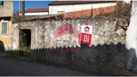 Terreno para construção de moradia T3 com 2 pisos. Inserido em aldeia calma a 10 minutos de praias. *As informações disponibilizadas são de cariz meramente informativo, não vinculativo, não dispensando a consulta da mediadora.* Categoria Energética: ...