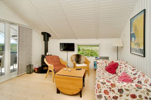 Holiday home in the 1st row and with a fantastic view of the sea at Gniben. The house has a good kitchen-dining room with a small alcove and two good bedrooms. There is a utility room and a bathroom with shower. On the covered terrace you can grill a...