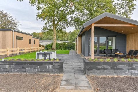 U verblijft in een prachtig chalet aan de rand van het vakantiepark waardoor u vrij uitzicht heeft. De accommodatie dankt haar moderne uitstraling door het gebruik van natuurlijke materialen en een strak ontwerp. Deze lijn zet zich voort zodra u het ...