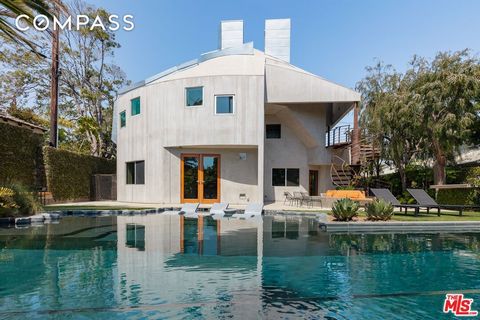 Disponible amueblado con piezas raras hechas por diseñadores, Constellation 167 es una residencia impresionante que combina a la perfección forma y función en un ambiente sereno y artístico. Diseñada por el aclamado Eric Owen Moss, reconocido por sup...