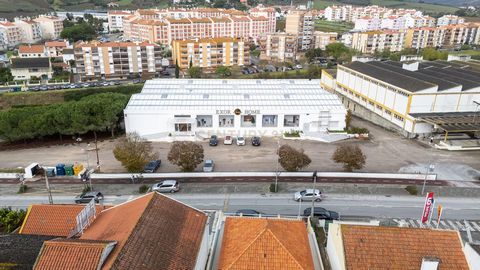 Instalação industrial, inserida em lote de 10.000m2, composta por duas fracções em propriedade total, divididas por dois pisos, com uma área total bruta privativa de 3.654 m². O 2º piso, com 1.827 m² está atualmente ocupado com uma atividade comercia...
