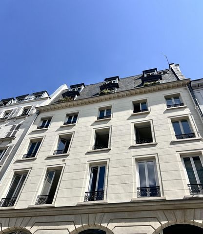 In een rustige en gewilde straat in het 10e arrondissement, vlakbij de rue de l'Échiquier, bevindt deze duplex Loi Carrez van 62 m² (67 m² op de grond) zich op de 1e en 2e verdieping met lift. De woning bestaat uit: • een grote lichte woonkamer op he...
