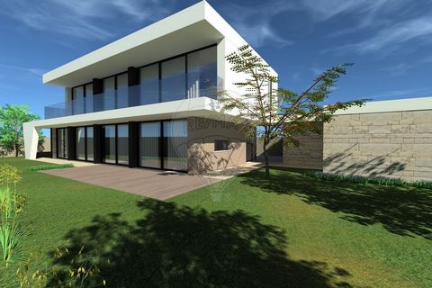 Terreno urbano murado, com 580m2, em Cortegaça. Com projeto aprovado de arquitectura e especialidades (actualmente caducado, só é preciso reactivar) para construção de moradia isolada tipologia T4 de estilo contemporâneo, de 2 pisos e anexo. Excelent...