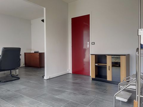 Entre le métro Porte de Paris et la gare RER D, dans une résidence bien tenue du boulevard Marcel Sembat, découvrez ce 3 pièces lumineux de 68 m2, idéalement agencé pour le confort au quotidien. L’appartement se compose d’une entrée fonctionnelle, d’...