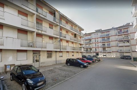 Apartamento T2 com uma área bruta privativa de 76,50 m2, situado na Urbanização do Arneiro dos Corvos, Samora Correia, concelho de Benavente, distrito de Santarém. Zona com boas acessibilidades com proximidade a um dos principais acessos à A1. O imóv...