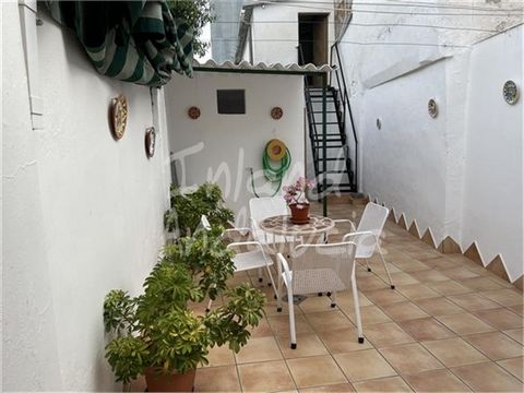 Deze 177 m² grote woning met 3 slaapkamers en 2 badkamers is gelegen in het dorp Zamoranos, vlakbij het natuurpark Sierras Subbeticas en de populaire steden Alcaudete, Luque en Priego de Cordoba in Andalusië, Spanje. Gelegen aan een klein pleintje, l...
