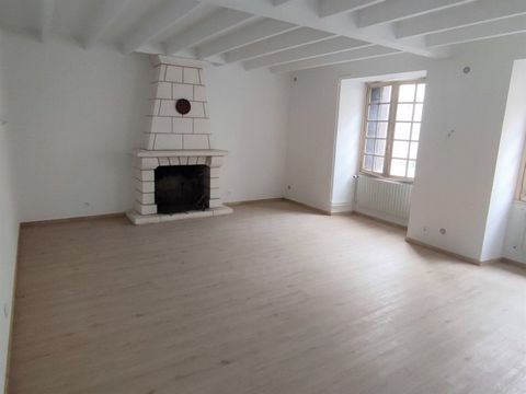 Maison de bourg d'environ 215 m2 sur 2 niveaux avec dépendance mitoyenne d'environ 85 m2