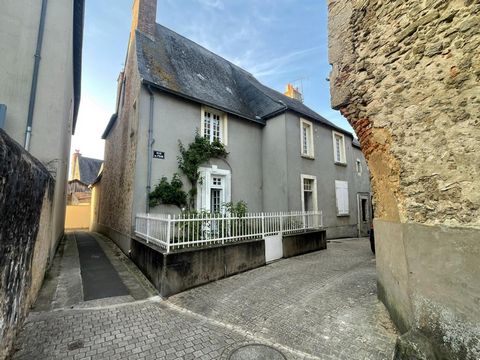Amateur de maison ancienne dans village préservé