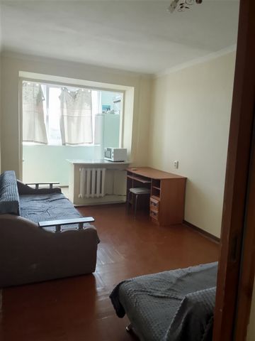 ID в ИМЛС: 46964366 Сдам 1-комната площадью 20 м2 ( г Краснодар ул Товарная 2). Дом: материал стен - кирпичный, вид дома - вторичка, этаж - 5, этажность - 9.секция на 2 хозяина,. В комнате есть балон в нем сделана кухня, есть все необходимое.