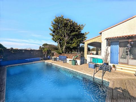 Dans un petit lotissement a proximité des commodités et du centre ville de st laurent d'aigouze, à 15 min des plages du Grau du Roi et de la Grande Motte, dans un village agréable cette magnifique maison de plain-pied de 135 m2, se composant d'une en...