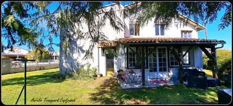 Dpt Vienne (86), Située à COUHE maison rénovée P8 d'environ 150m² - Terrain de 457 m²- commodités de PLAIN-PIED
