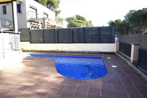 Deze prachtige woning te koop in Spanje, gelegen in het charmante stadje La Garriga in Catalonië, is een vrijstaande woning in klassieke stijl. Met 4 slaapkamers en 3 badkamers, verdeeld over 255 m², biedt dit ruime huis een rustige en vredige omgevi...