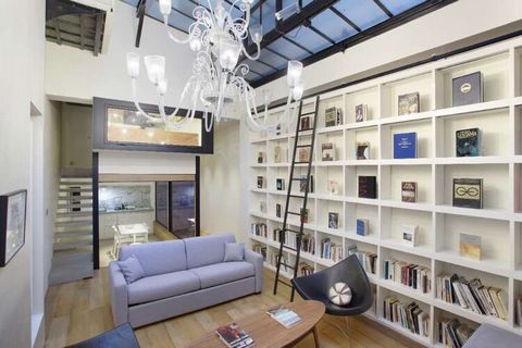 This fabulous one bedroom loft is ideally located in the heart of Paris, close to many trendy shops and restaurants. In the heart of Paris, close to many trendy shops and restaurants, you are halfway between the Place de la Bastille and the Rue de Ri...