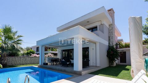 Vrijstaande Villa op Loopafstand van Voorzieningen in Alaçatı, Çeşme Deze vrijstaande villa ligt in de wijk Alaçatı van Çeşme, een populaire vakantiebestemming in İzmir. Çeşme staat bekend als een exclusief gebied met een rustige sfeer en een hoogwaa...
